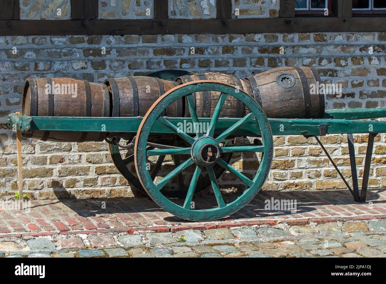 Chariot antique chargé de vieux fûts en bois / fûts pour le transport de bière Banque D'Images