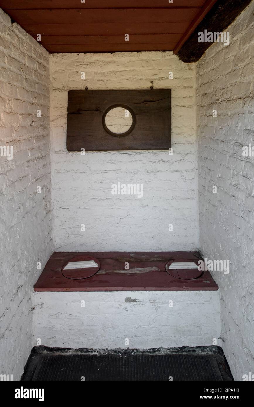 Ancienne ferme en pierre avec deux places de latrine / fosse toilette au musée en plein air Bachten de Kupe en été, Izenberge, Flandre Occidentale, Belgique Banque D'Images