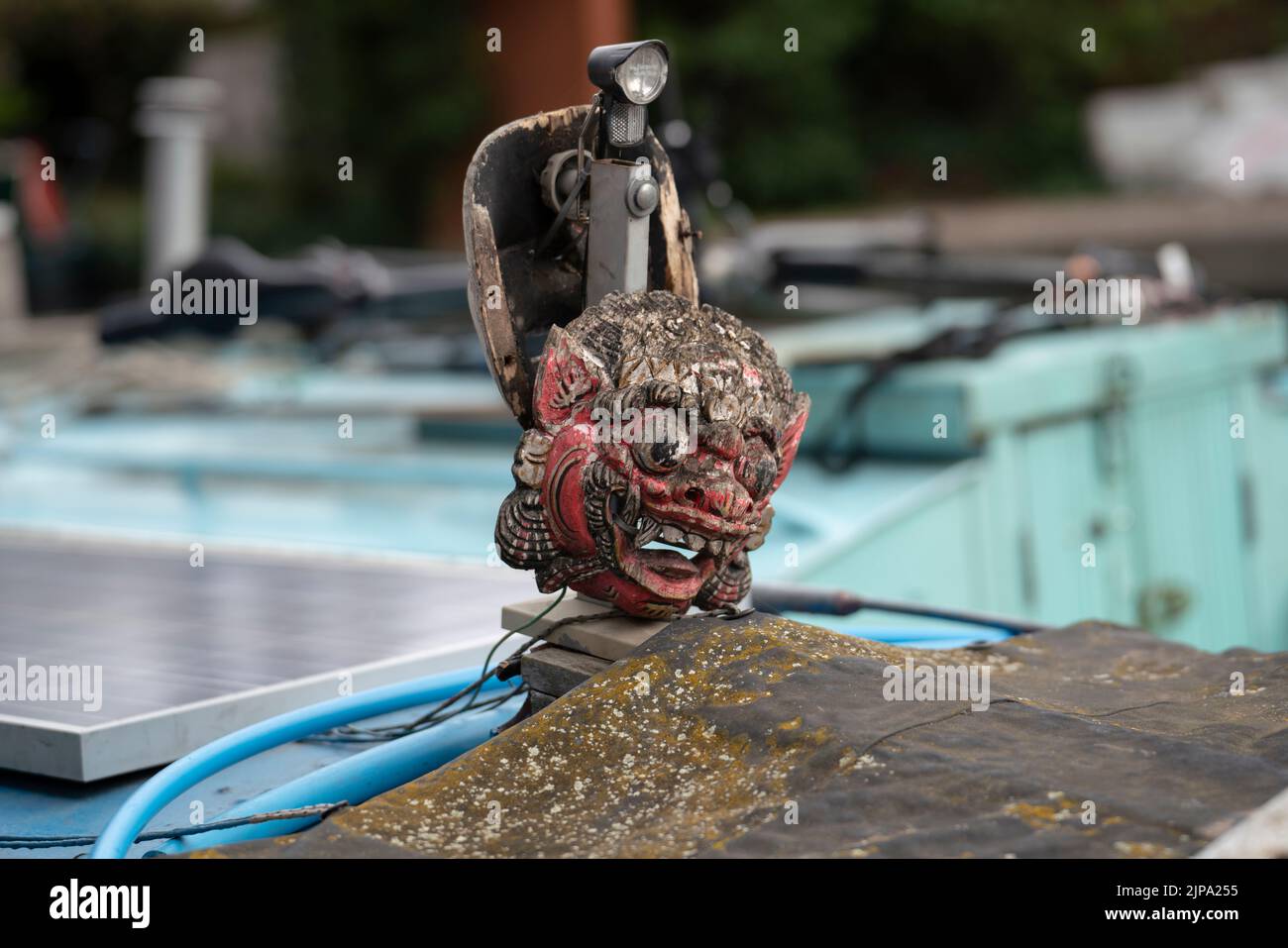Masque trouvé sur un bateau lors d'une promenade près du canal de Londres. Banque D'Images
