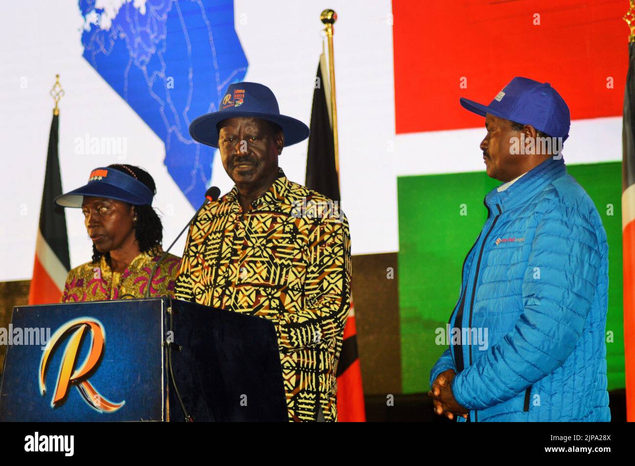 Nairobi, Kenya. 16th août 2022. Raila Odinga (C), candidate à la présidence du Kenya, s'adresse aux médias à Nairobi, au Kenya, le 16 août 2022. Le leader kenyan de l'opposition, Raila Odinga, a rejeté mardi les résultats des élections présidentielles annoncés lundi par l'organe électoral et s'est engagé à mettre en place des moyens juridiques et constitutionnels pour renverser la déclaration du président élu. Credit: Charles Onyango/Xinhua/Alay Live News Banque D'Images