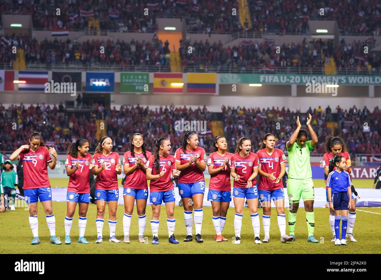 San José, Costa Rica. 13th août 2022. San José, Costa Rica, 13 août 2022: Joueurs du Costa Rica (Maria Paula Salas (9), Maria Paula Arce (7), Fiama Hidalgo (12), Amélie Araya (10), Sianyf Aguero (6), Celeste Jimenez (15), Yerling Ovares (11), Abigail Sancho (2), Keilyn Chavarria (4), gardien de but Genesis Perez (1) et capitaine Alexandra Pinell (8) lors de l'hymne national précédant le match de football FIFA U20 de la coupe du monde des femmes Costa Rica 2022 entre le Costa Rica et l'Espagne à l'Estadio Nacional à San José, au Costa Rica. (Daniela Porcelli/SPP) crédit: SPP Sport presse photo. /Alamy Live News Banque D'Images