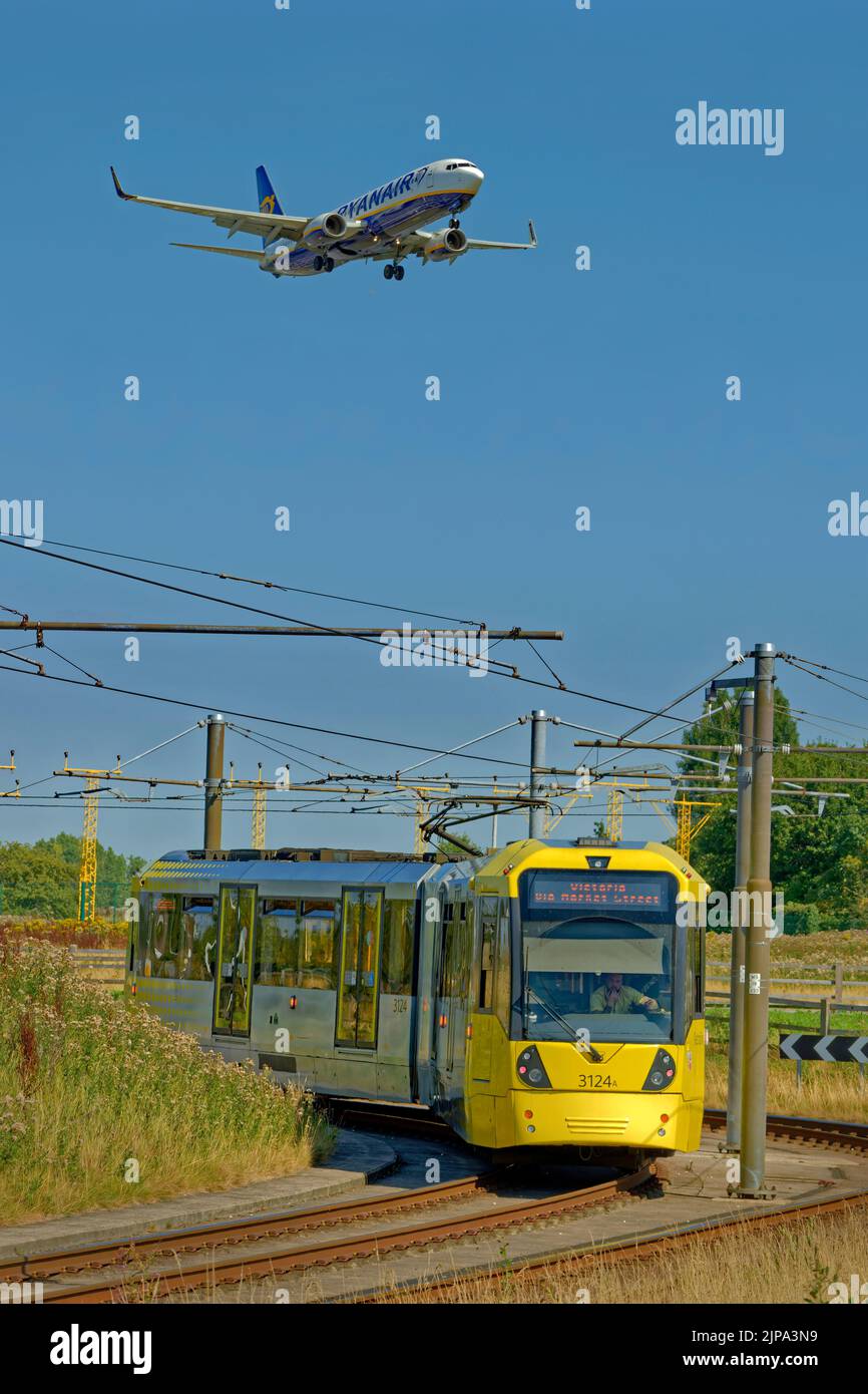 Tramway Manchester Metrolink approchant de la gare de l'aéroport de Manchester, Manchester, Angleterre. Banque D'Images