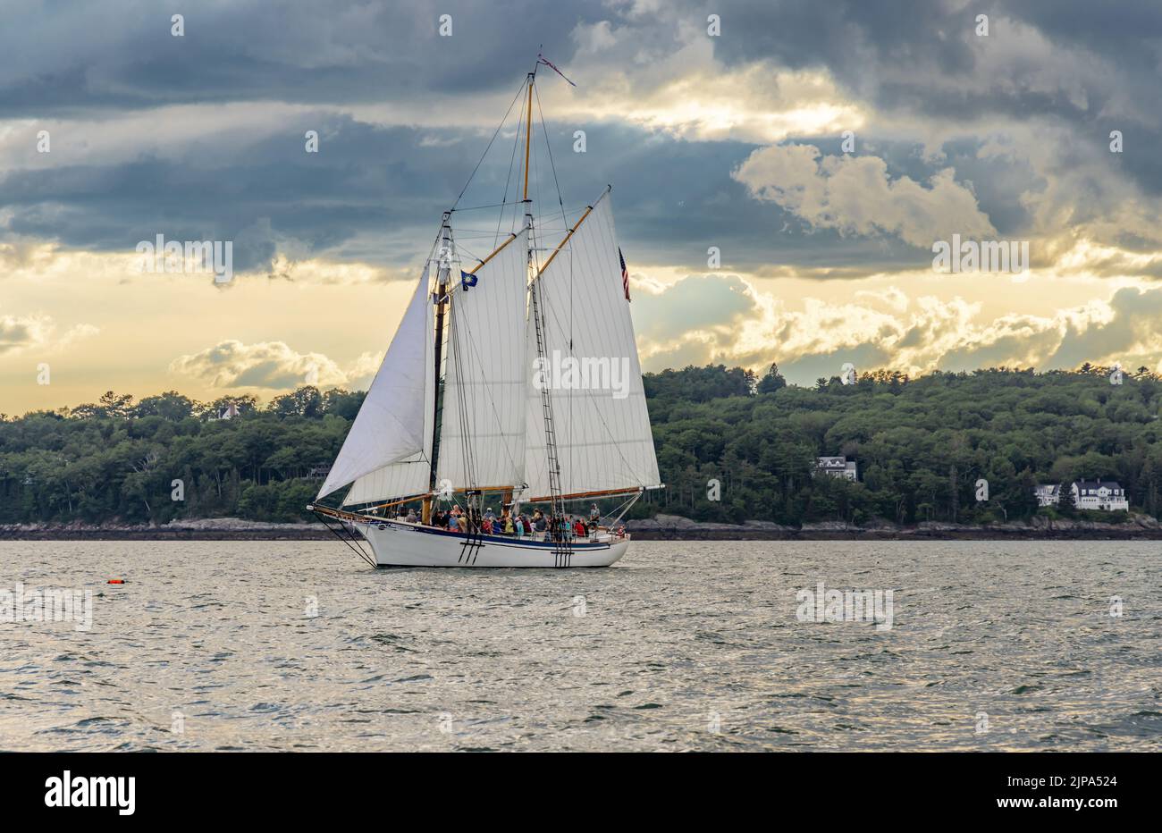 La goélette Appledore II est sous la voile dans le port de Camden Banque D'Images