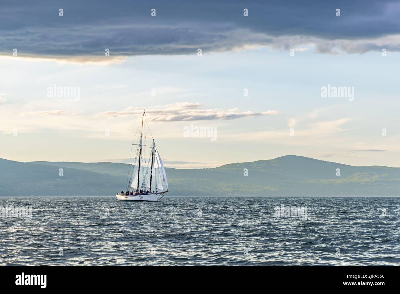 La goélette Appledore II est sous la voile dans le port de Camden Banque D'Images