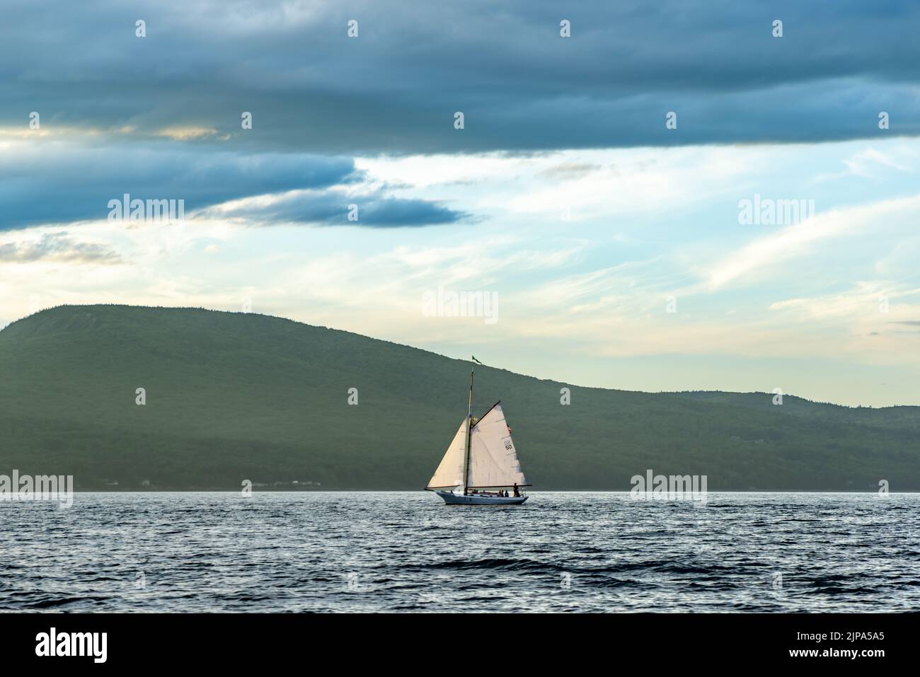 Grand bateau à voile sous voile dans la baie de Camden Banque D'Images