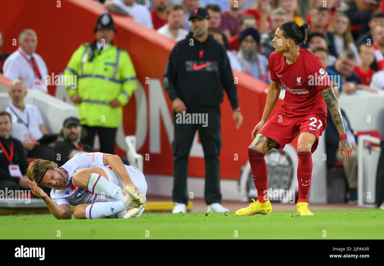 15 août 2022 - Liverpool v Crystal Palace - Premier League - Anfield le Darwin Nunez fouls Joachim Andersen. Image : Mark pain / Alamy Live News Banque D'Images