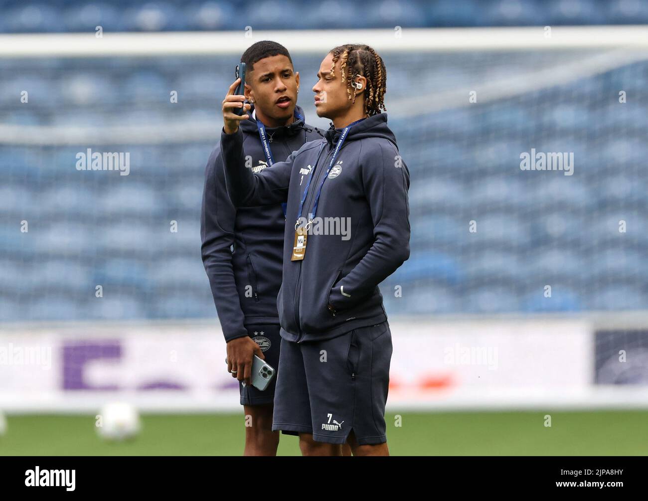 Programme Tv Du Mardi 2 Aout 2022 Xavi Simons et Savio du PSV Eindhoven inspectent le terrain avant le