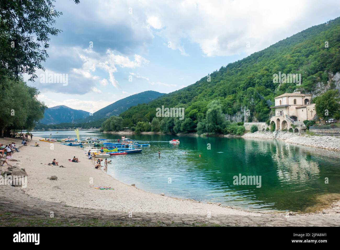 2022 août - Abruzzes, Italie - les gens profitent d'une journée d'été ensoleillée sur les rives du lac Scanno. Banque D'Images