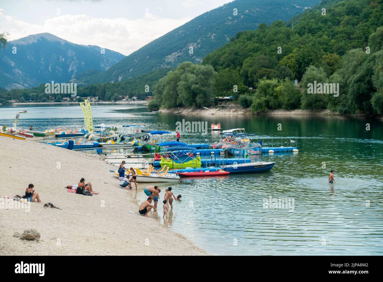 2022 août - Abruzzes, Italie - les gens profitent d'une journée d'été ensoleillée sur les rives du lac Scanno. Banque D'Images