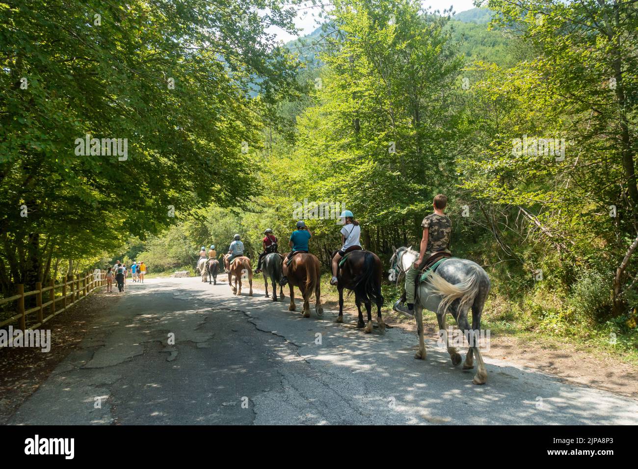 Abruzzes, Italie - août 2022 : personnes à cheval lors d'une journée ensoleillée d'été dans la région montagneuse d'Appennini Banque D'Images
