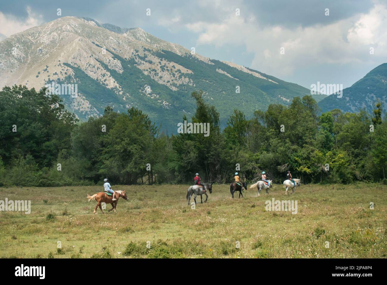 Abruzzes, Italie - août 2022 : personnes à cheval lors d'une journée ensoleillée d'été dans la région montagneuse d'Appennini Banque D'Images