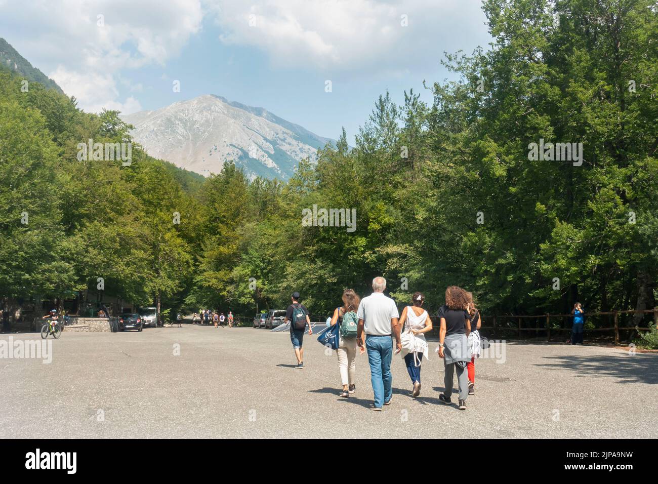 Pescasseroli, Italie - les gens profitent d'une journée ensoleillée pour atteindre le début du trekking à côté de la montagne Banque D'Images