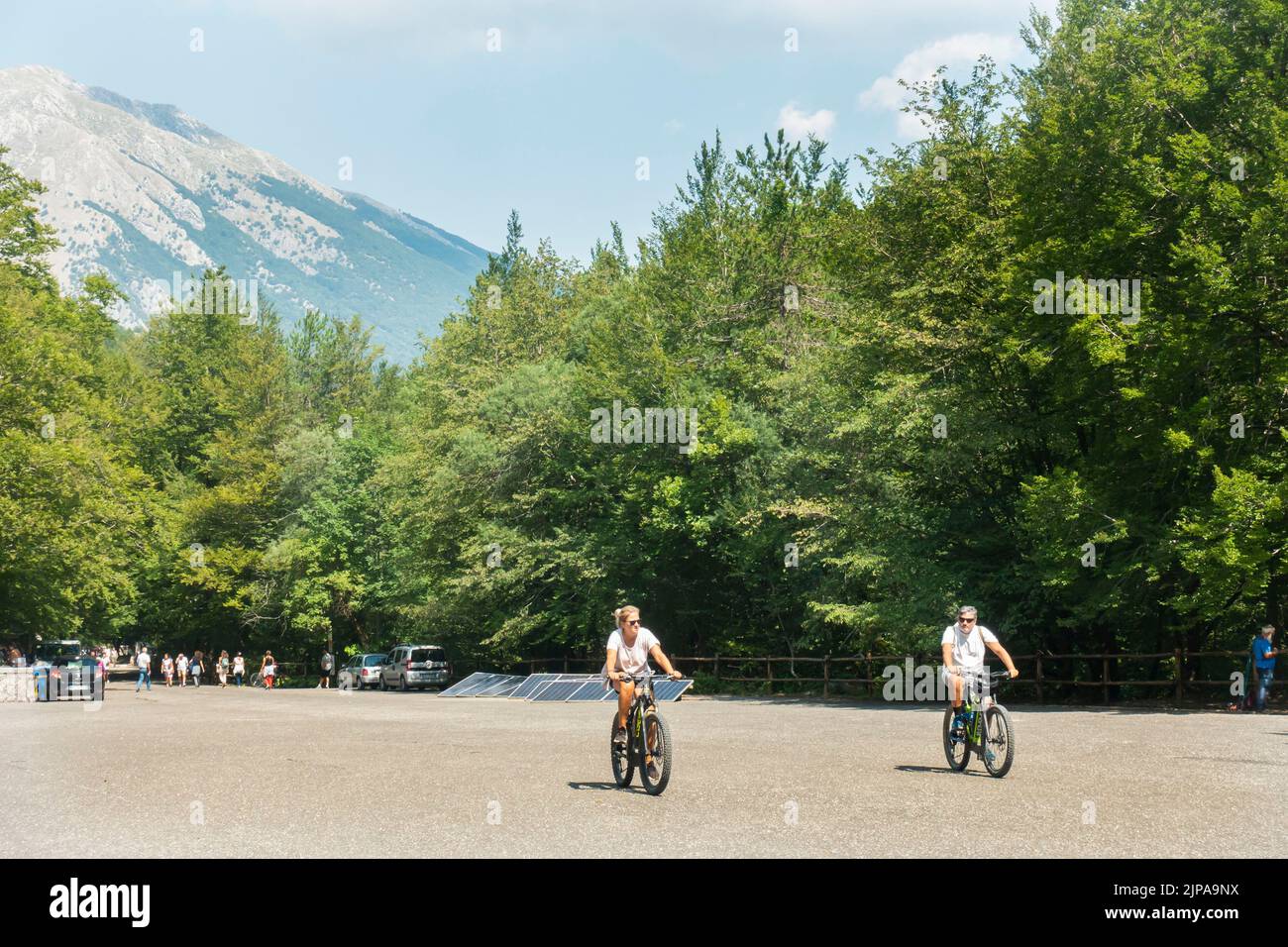 Pescasseroli, Italie - les gens profitent d'une journée ensoleillée pour atteindre le début du trekking à côté de la montagne Banque D'Images