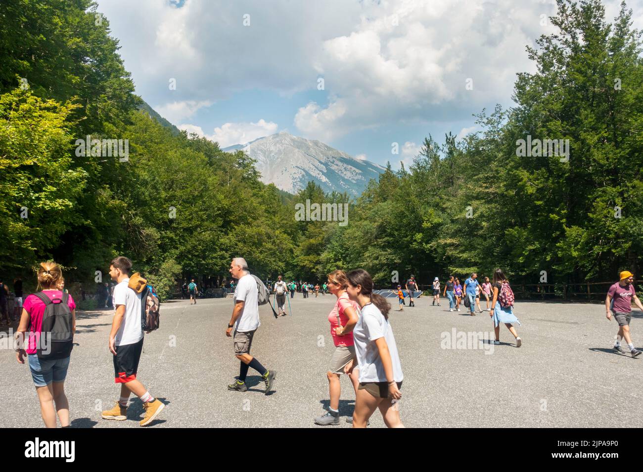 Pescasseroli, Italie - les gens profitent d'une journée ensoleillée pour atteindre le début du trekking à côté de la montagne Banque D'Images