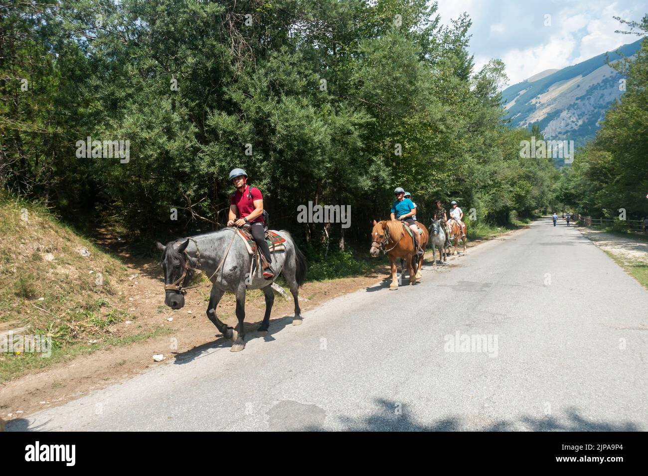 Abruzzes, Italie - août 2022 : personnes à cheval lors d'une journée ensoleillée d'été dans la région montagneuse d'Appennini Banque D'Images