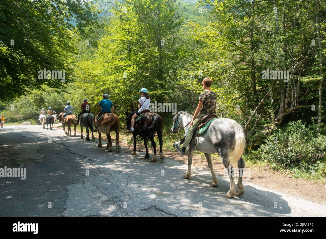 Abruzzes, Italie - août 2022 : personnes à cheval lors d'une journée ensoleillée d'été dans la région montagneuse d'Appennini Banque D'Images