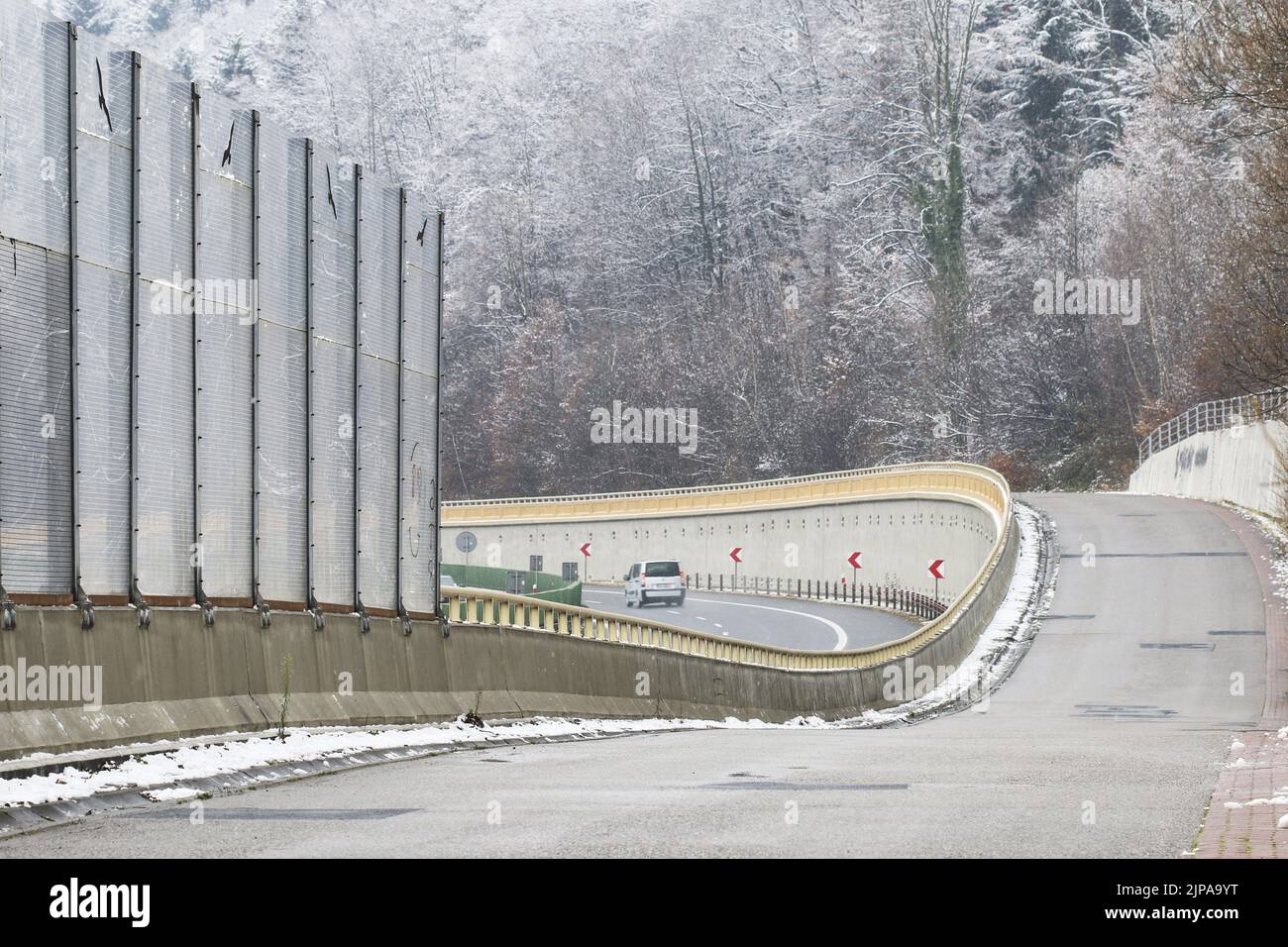 Barrières sonores le long d'une autoroute bruyante. Banque D'Images