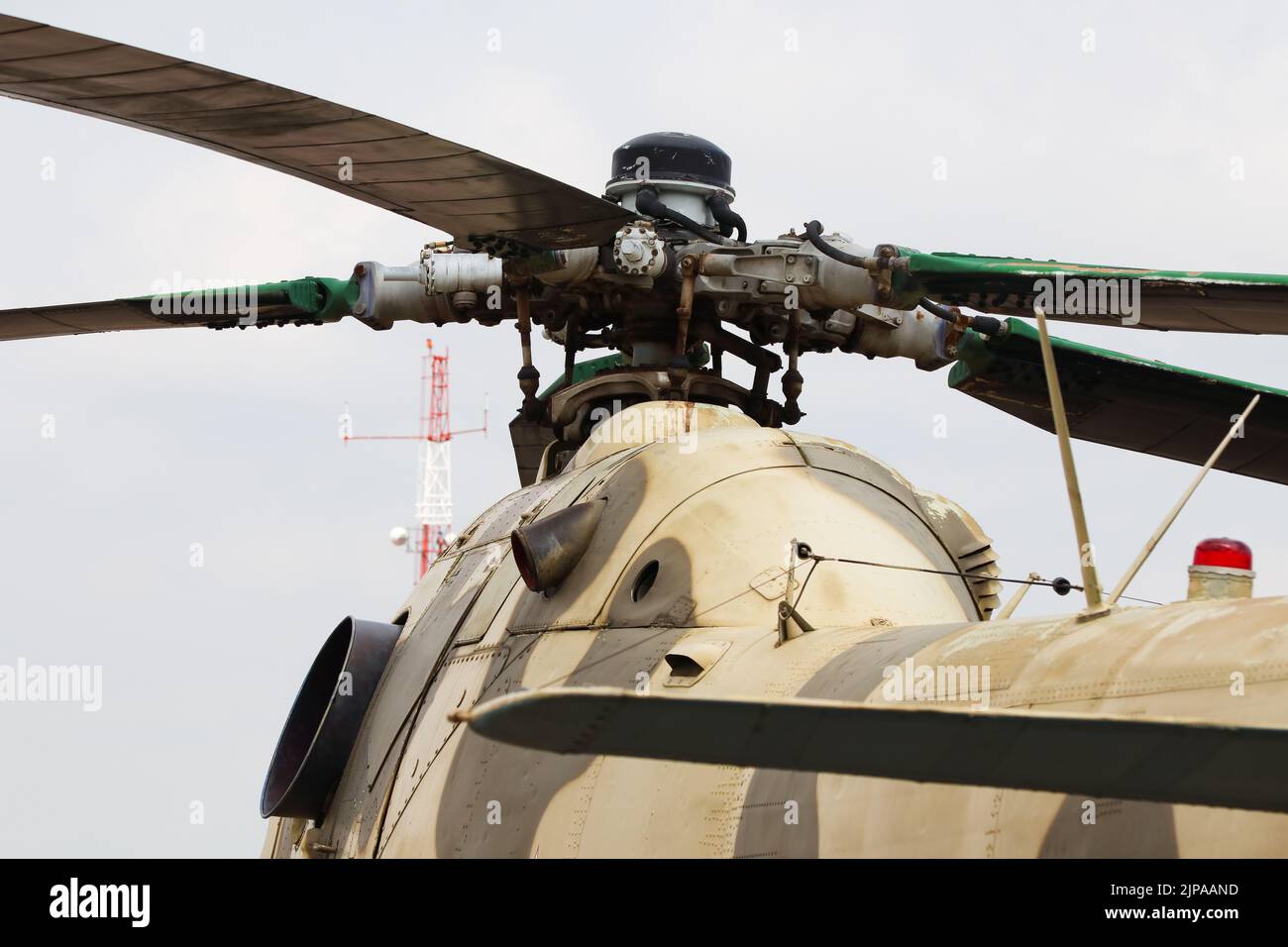 Gros plan sur le rotor de moteur d'hélicoptère d'attaque militaire Banque D'Images
