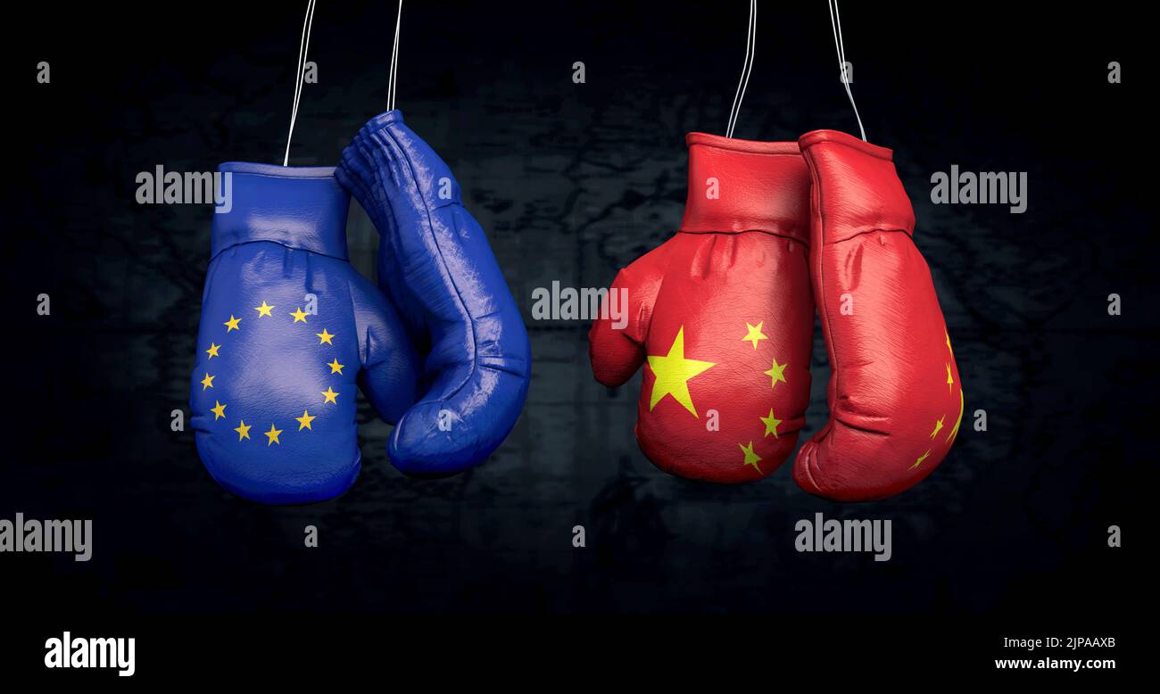 Des gants de boxe suspendus avec le drapeau de l'Union européenne et le drapeau national de la République populaire de Chine illustrent les tensions entre le Banque D'Images