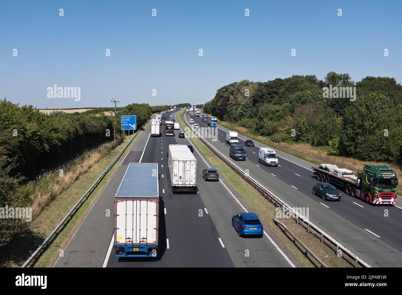 dh Traffic A1M AUTOROUTE YORKSHIRE British camions à trois voies de transport de voitures sur les autoroutes occupé royaume-uni Banque D'Images