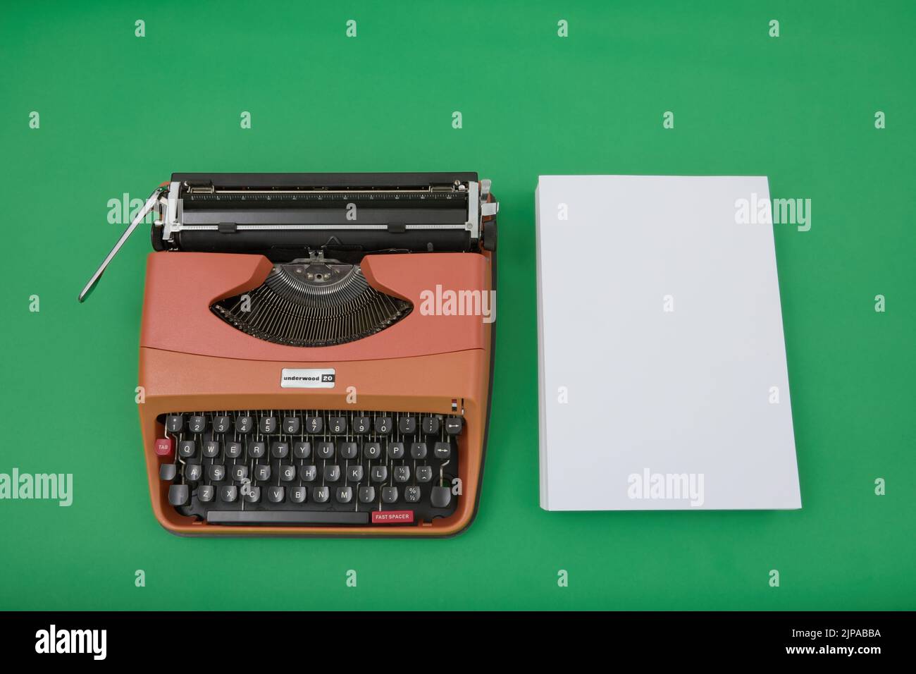 Photographie d'une machine à écrire Underwood 20 des années 1970 sur fond vert chroma. Banque D'Images