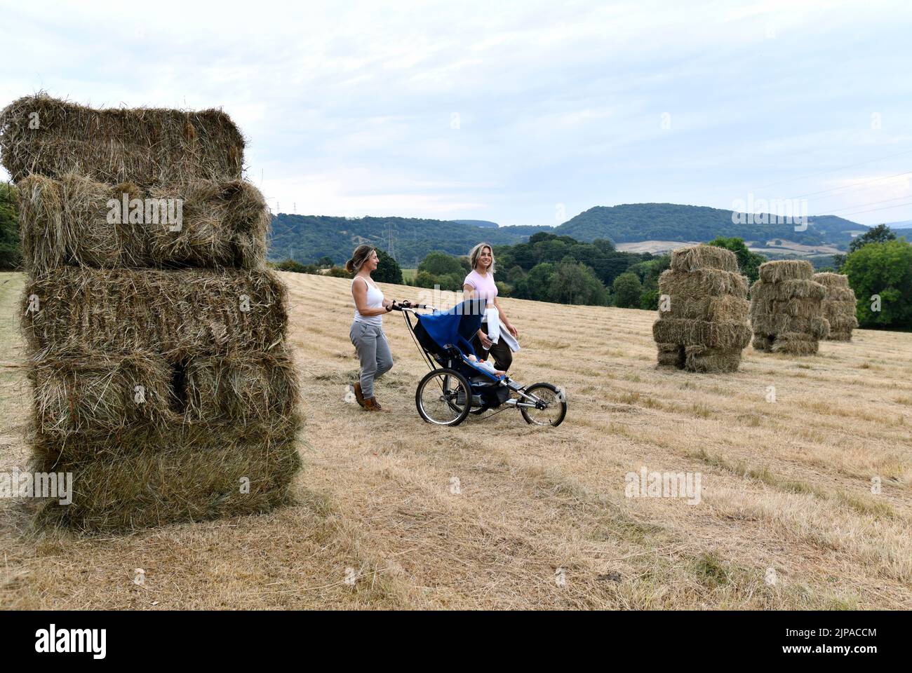 Famille avec poussette tout-terrain pour bébé Banque D'Images