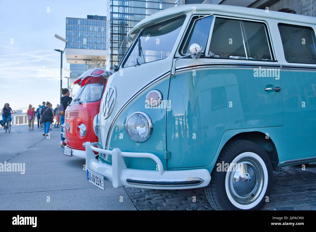 Volkswagen, VW bus des années 60 à l'exposition oldtimer à Cologne, Allemagne, vue de face oblique rapprochée Banque D'Images