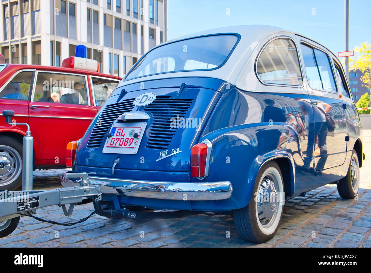 Fiat 600 Multipla des années 60 au salon oldtimer de Cologne, Allemagne, vue arrière avec essieu de remorque Banque D'Images