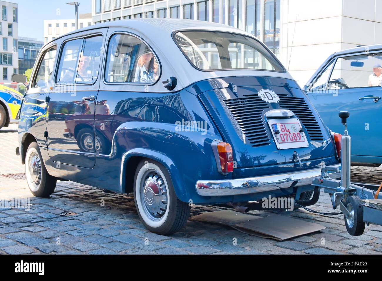 Fiat 600 Multipla des années 60 au salon oldtimer de Cologne, Allemagne, vue arrière avec essieu de remorque Banque D'Images