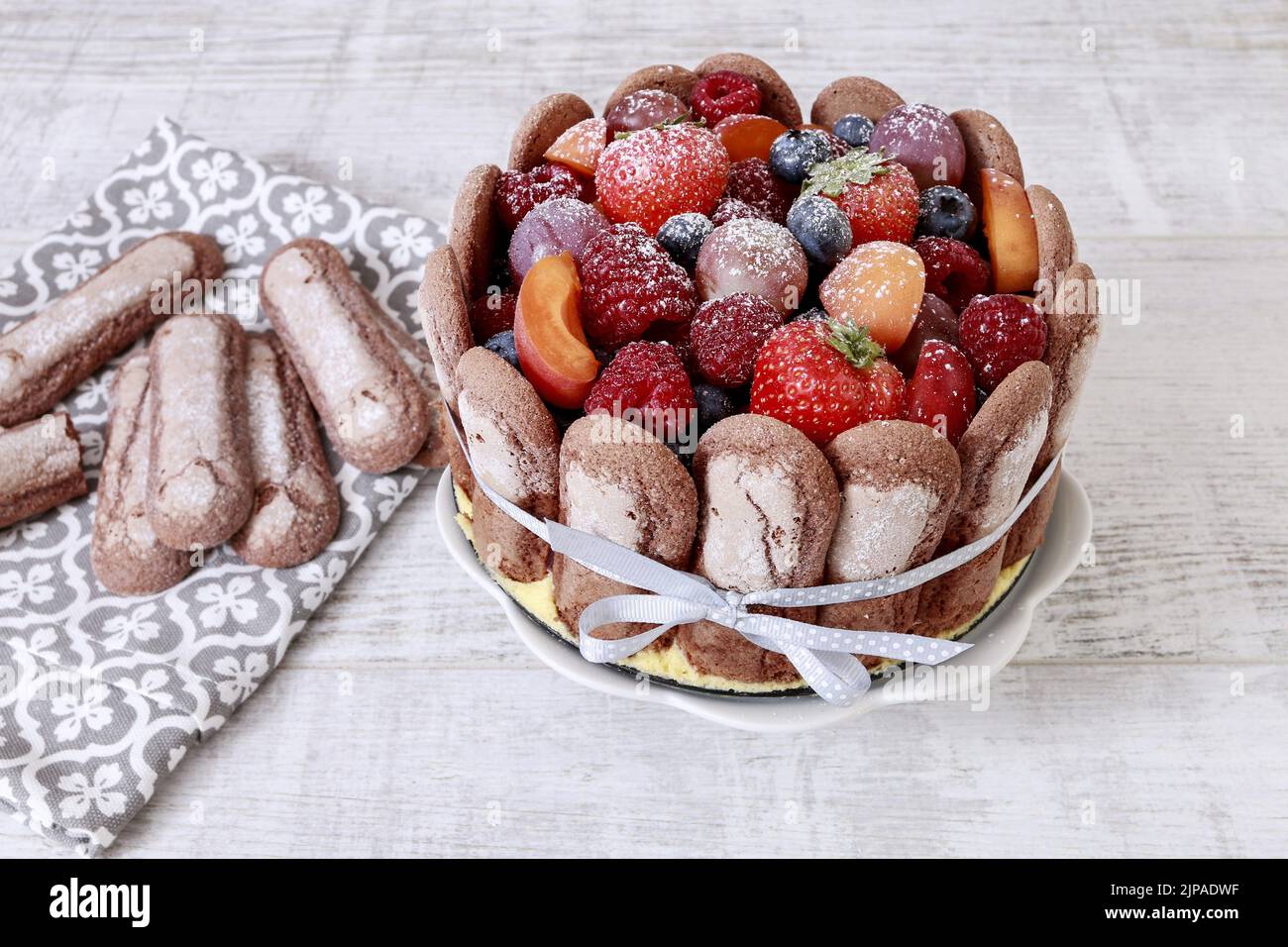 Gâteau de charlotte avec fruits d'été. Dessert de fête Banque D'Images