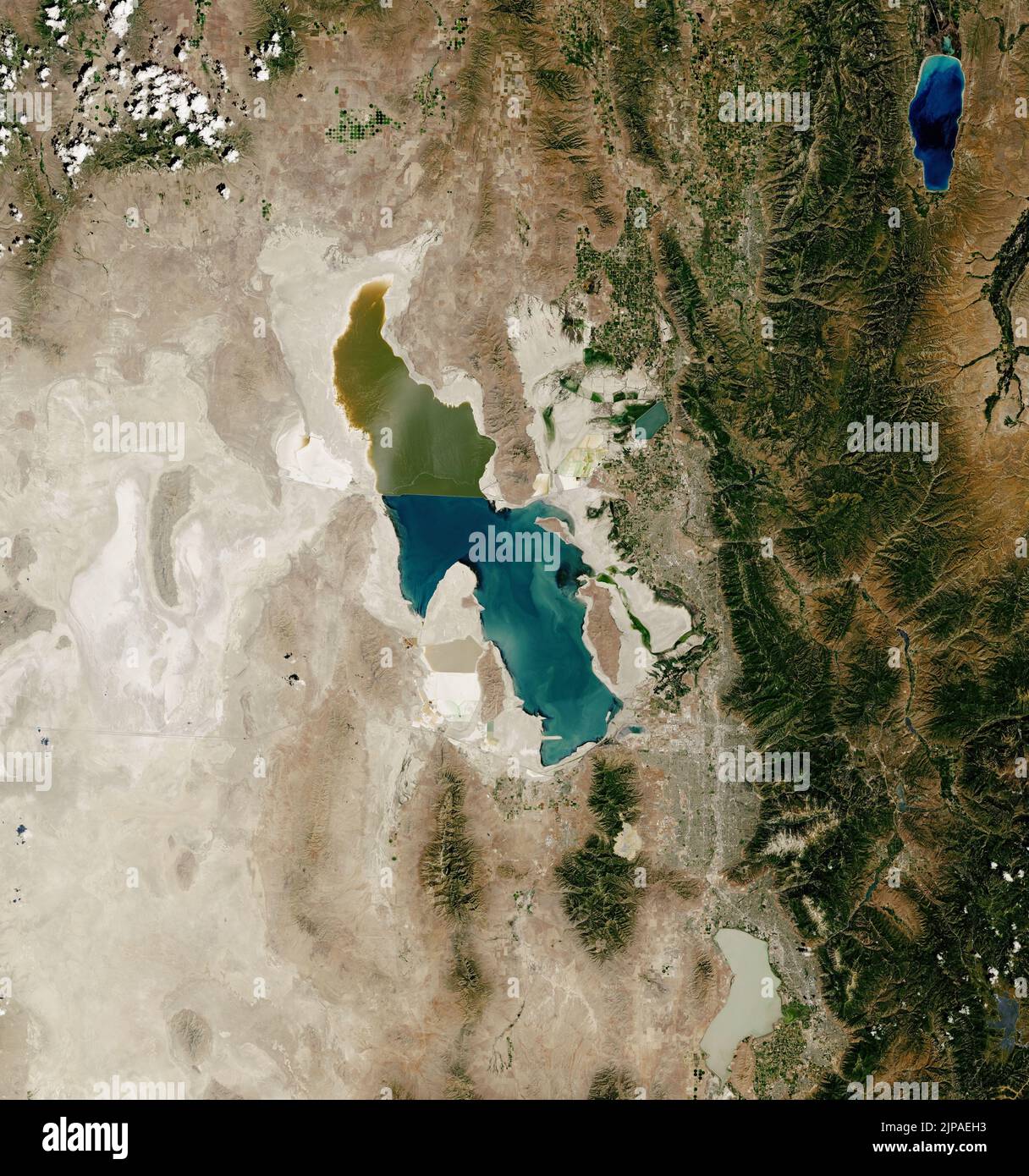 Utah, États-Unis. 12th août 2022. DOSSIER : juillet 2022. Peu d'autres lacs aux États-Unis rivalisent avec le Grand Lac salé en taille et en importance. C'est le plus grand lac salin du pays et le huitième plus grand du monde (par région). Le lac, qui abrite d'importantes opérations de récolte de crevettes saumures et de sel, d'exploitation minière du magnésium et d'activités récréatives, contribue pour environ $1,5 milliards à l'économie de l'Utah. Ses eaux peu profondes abritent également des millions d'oiseaux migrateurs. Pourtant, pendant la plus grande partie des quatre dernières décennies, les niveaux d'eau ont diminué et la surface a diminué. L'image Landsat ci-dessus, Banque D'Images