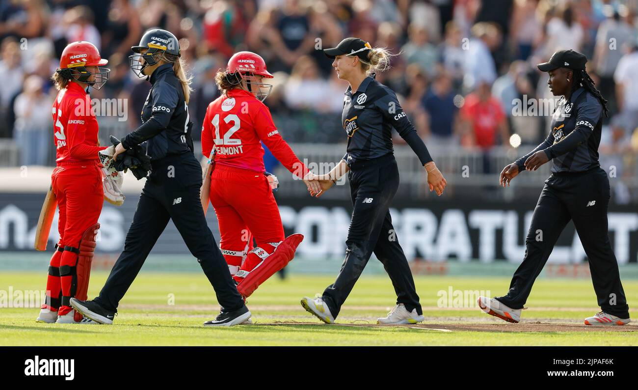 Old Trafford, Manchester, Angleterre: 16th août 2022, les cent femmes de cricket, Manchester Originals contre Welsh Fire: Les joueurs tremblent après la victoire pour les femmes de Manchester Originals Banque D'Images