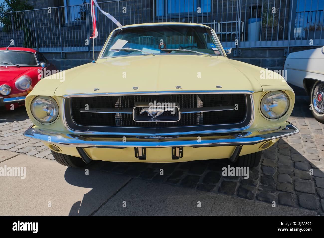 Ford Mustang des années 60 à l'exposition oldtimer à Cologne, vue de face Banque D'Images