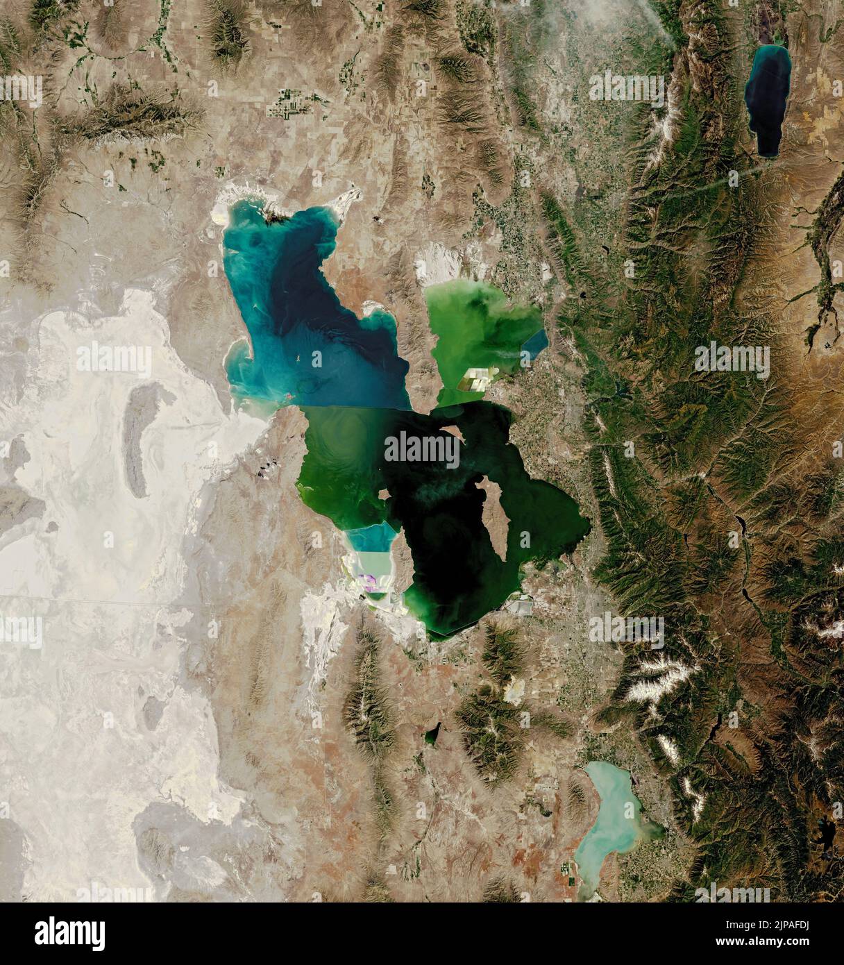 Utah, États-Unis. 12th août 2022. DOSSIER : juin 1985. Peu d'autres lacs aux États-Unis rivalisent avec le Grand Lac salé en taille et en importance. C'est le plus grand lac salin du pays et le huitième plus grand du monde (par région). Le lac, qui abrite d'importantes opérations de récolte de crevettes saumures et de sel, d'exploitation minière du magnésium et d'activités récréatives, contribue pour environ $1,5 milliards à l'économie de l'Utah. Ses eaux peu profondes abritent également des millions d'oiseaux migrateurs. Pourtant, pendant la plus grande partie des quatre dernières décennies, les niveaux d'eau ont diminué et la surface a diminué. L'image Landsat ci-dessus, Banque D'Images