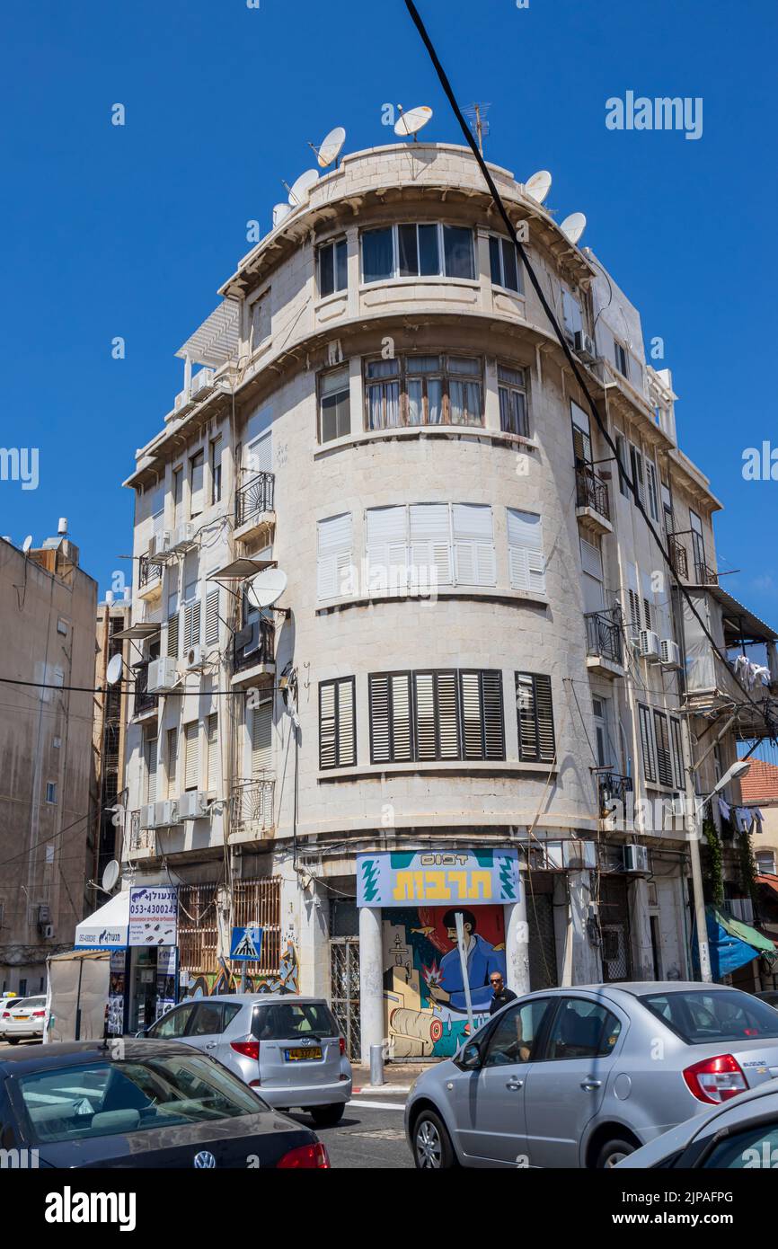 HAIFA, ISRAËL - 09 JUIN 2022 : bâtiments aux styles international (Bauhaus) et arabe, avec locaux, dans le quartier de Hadar Hacarmel, Hai Banque D'Images