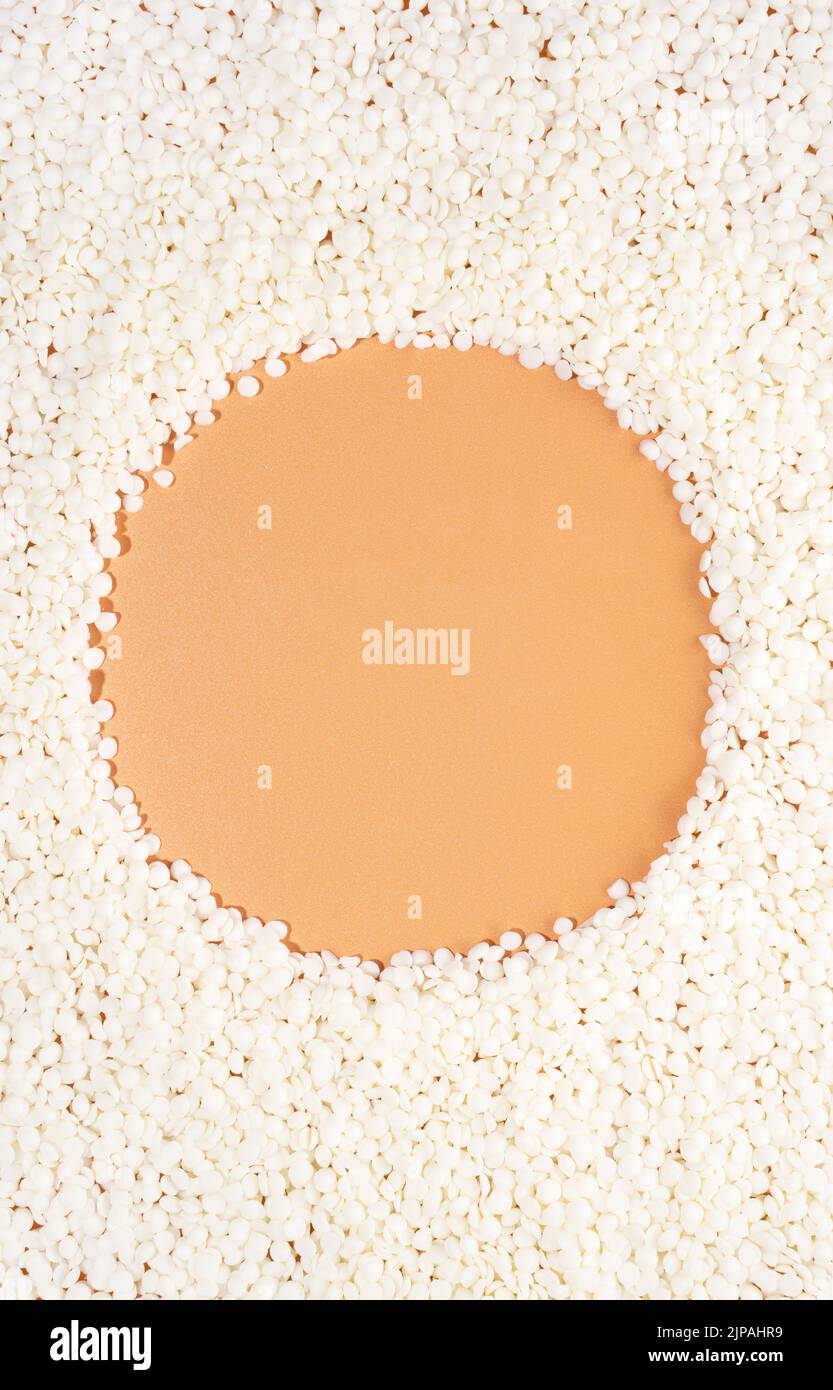 Cire de soja biologique sur fond beige avec espace de copie pour le design, texte. Vue de dessus. Cadre de cire végan. Créer une maquette d'espace de copie vierge. Pose à plat. Banque D'Images