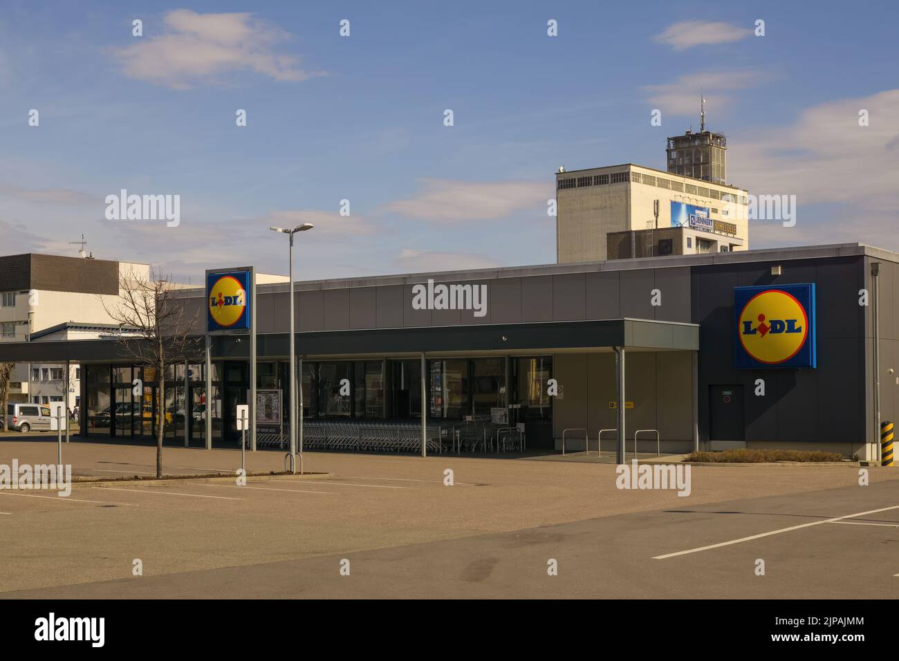 STUTTGART, ALLEMAGNE - MARS 17,2019:Hedelfingen Dans Heiligenwiesen est un supermarché de Lidl,qui est l'un des plus grands magasins en Allemagne. Banque D'Images