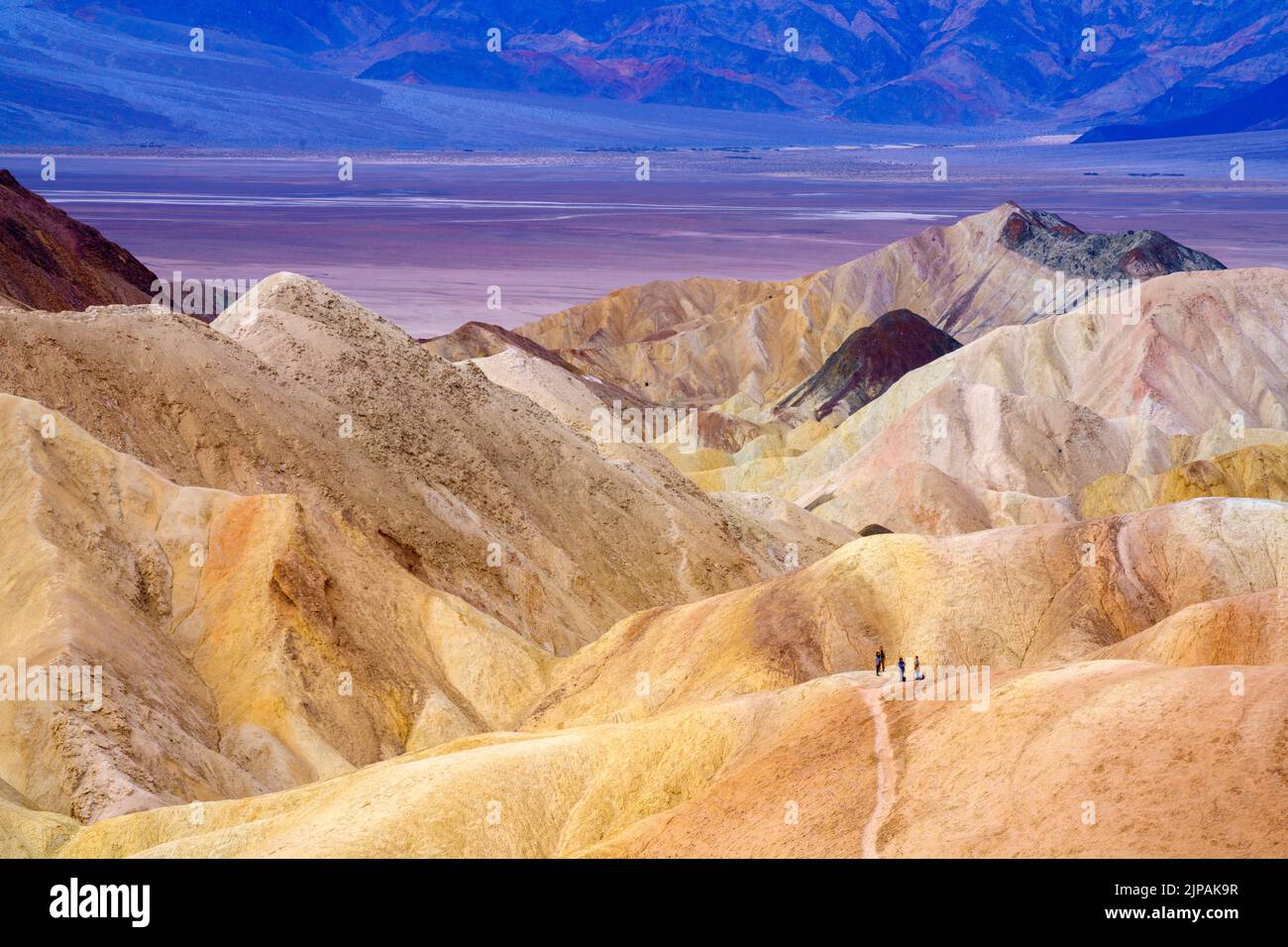 Personnes randonnées Zabriskie point, parc national de la Vallée de la mort, Californie, Amérique du Nord, États-Unis Banque D'Images