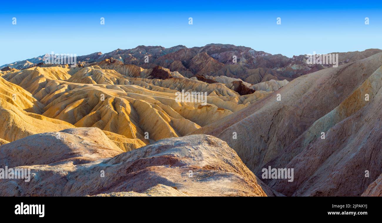Coloré Bad Lands Zabriskie point, Parc national de la Vallée de la mort, Californie, Amérique du Nord, Etats-Unis Banque D'Images