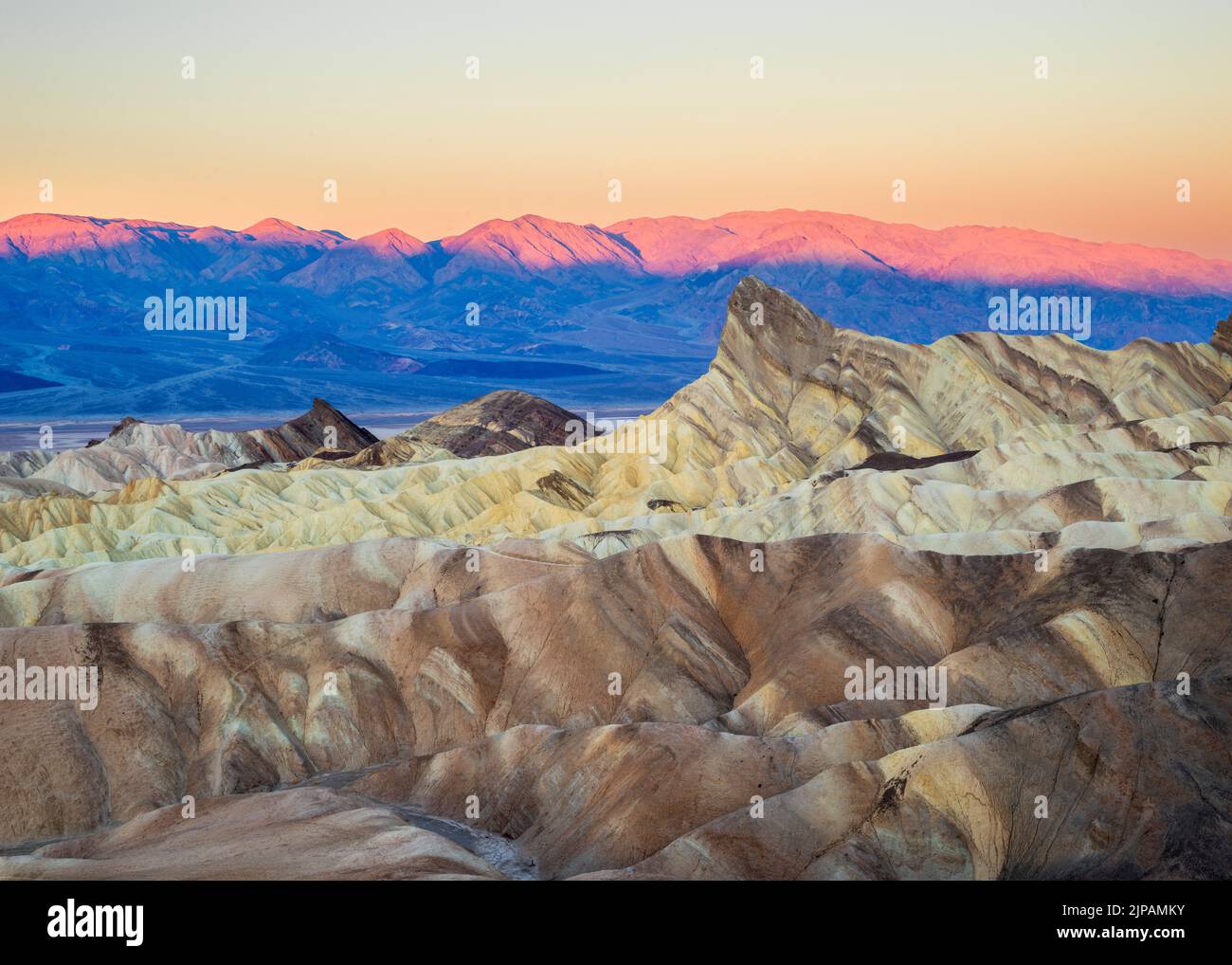 Lever du soleil, tôt le matin Zabriskie point, parc national de la Vallée de la mort, Californie, Amérique du Nord, États-Unis Banque D'Images