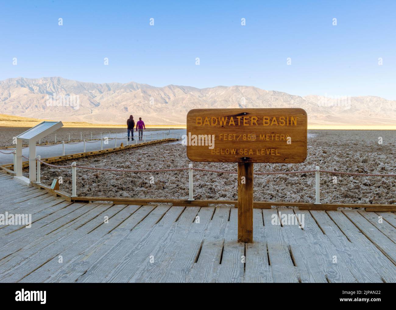 Bad Water Basin, Salt Flats, sous le niveau de la mer signe Death Valley National Park, Californie, Amérique du Nord, Etats-Unis Banque D'Images