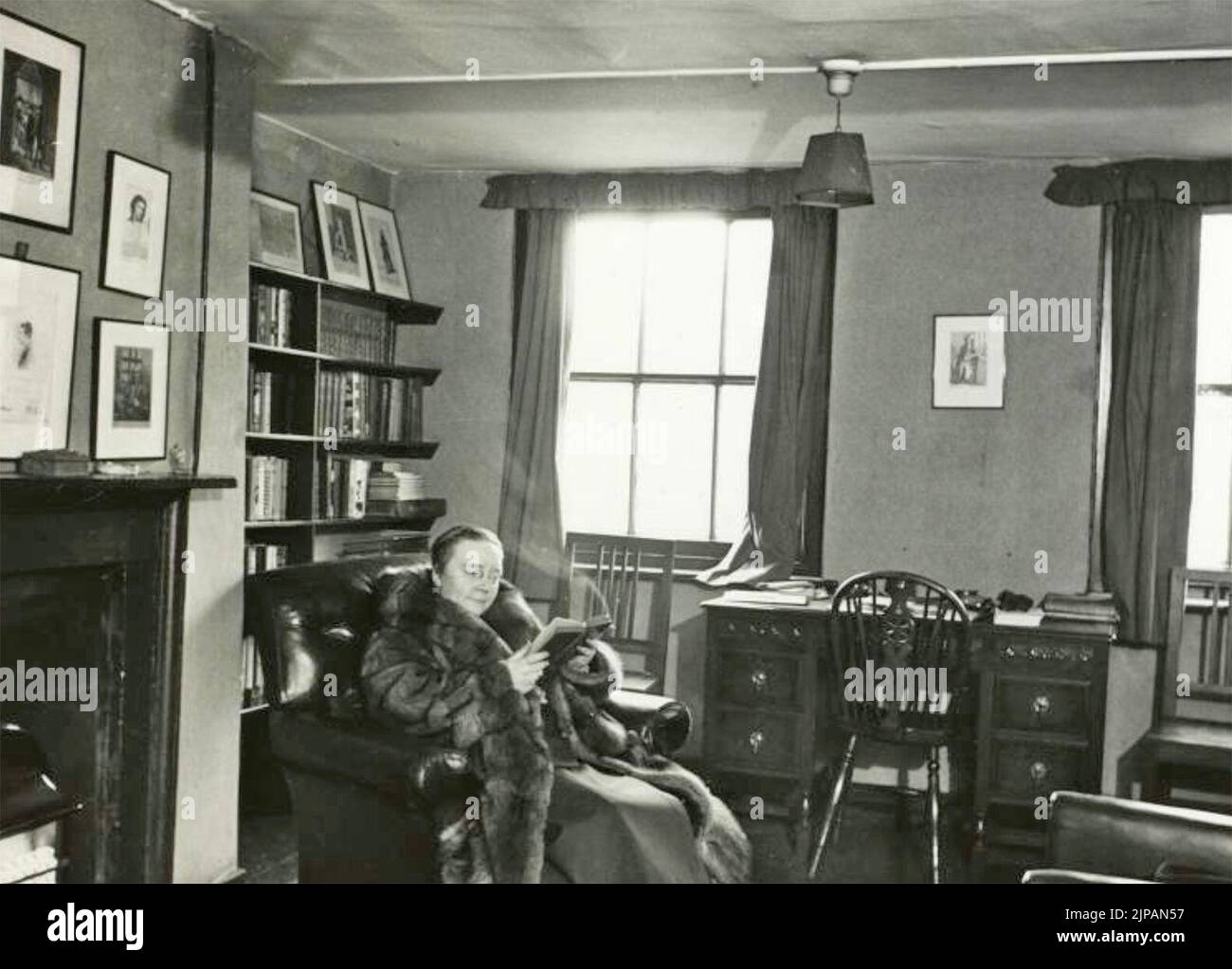 DOROTHY L. SAYERS (1893-1957) auteur de crimes anglais et féministe au Detection Club, un établissement loué au 31 Gerrard Street, Soho, Londres, en 1939. Banque D'Images