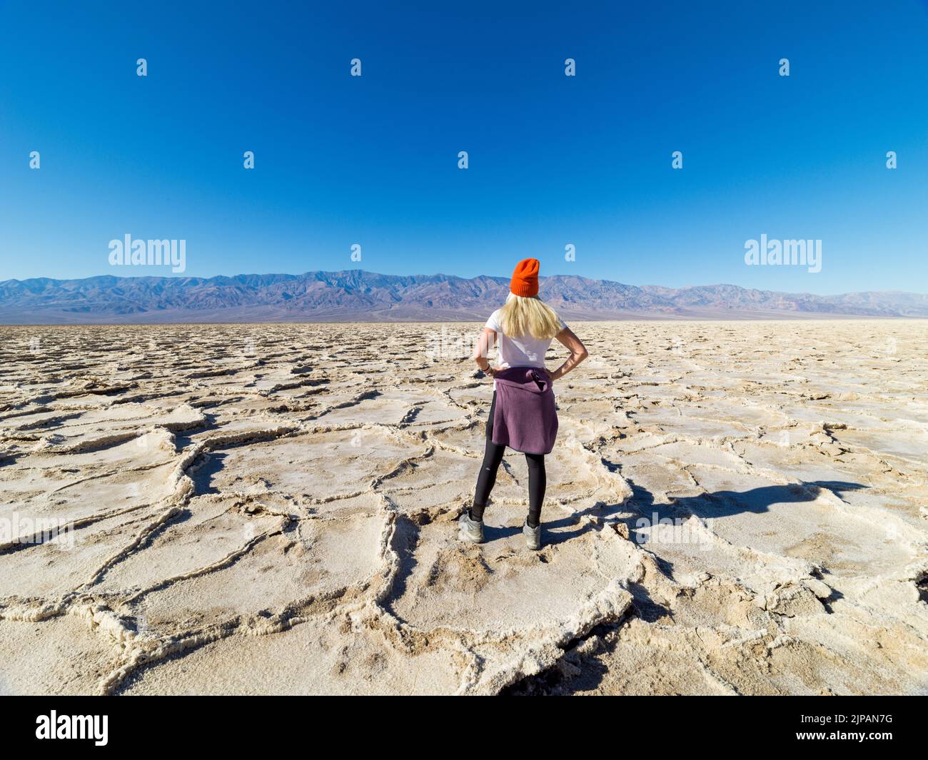 Randonneur admirant la beauté naturelle du bassin de Bad Water, parc national de Salt Flats Death Valley, Californie, Amérique du Nord, États-Unis Banque D'Images