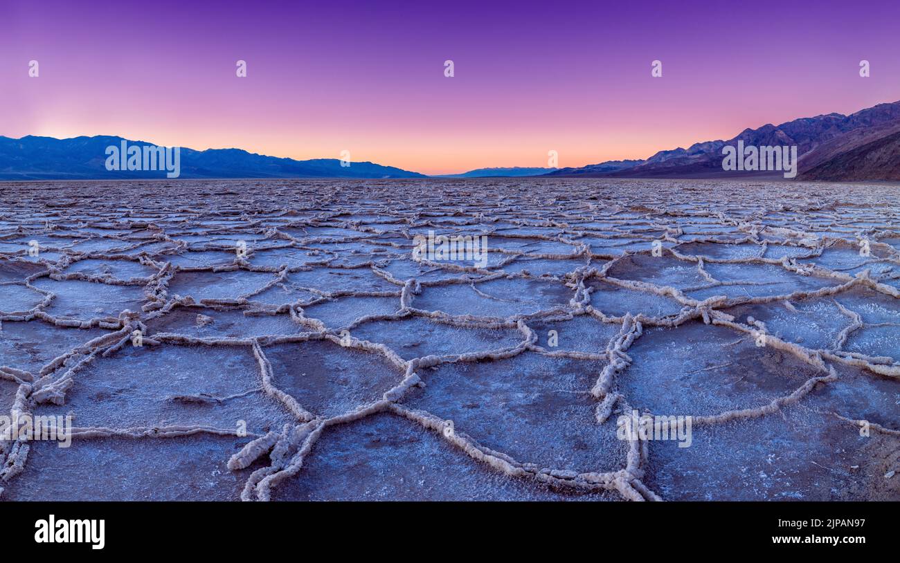 Sunset Bad Water Basin, Salt Flats, Salt Crusts Parc national de la Vallée de la mort, Californie, Amérique du Nord, Etats-Unis Banque D'Images