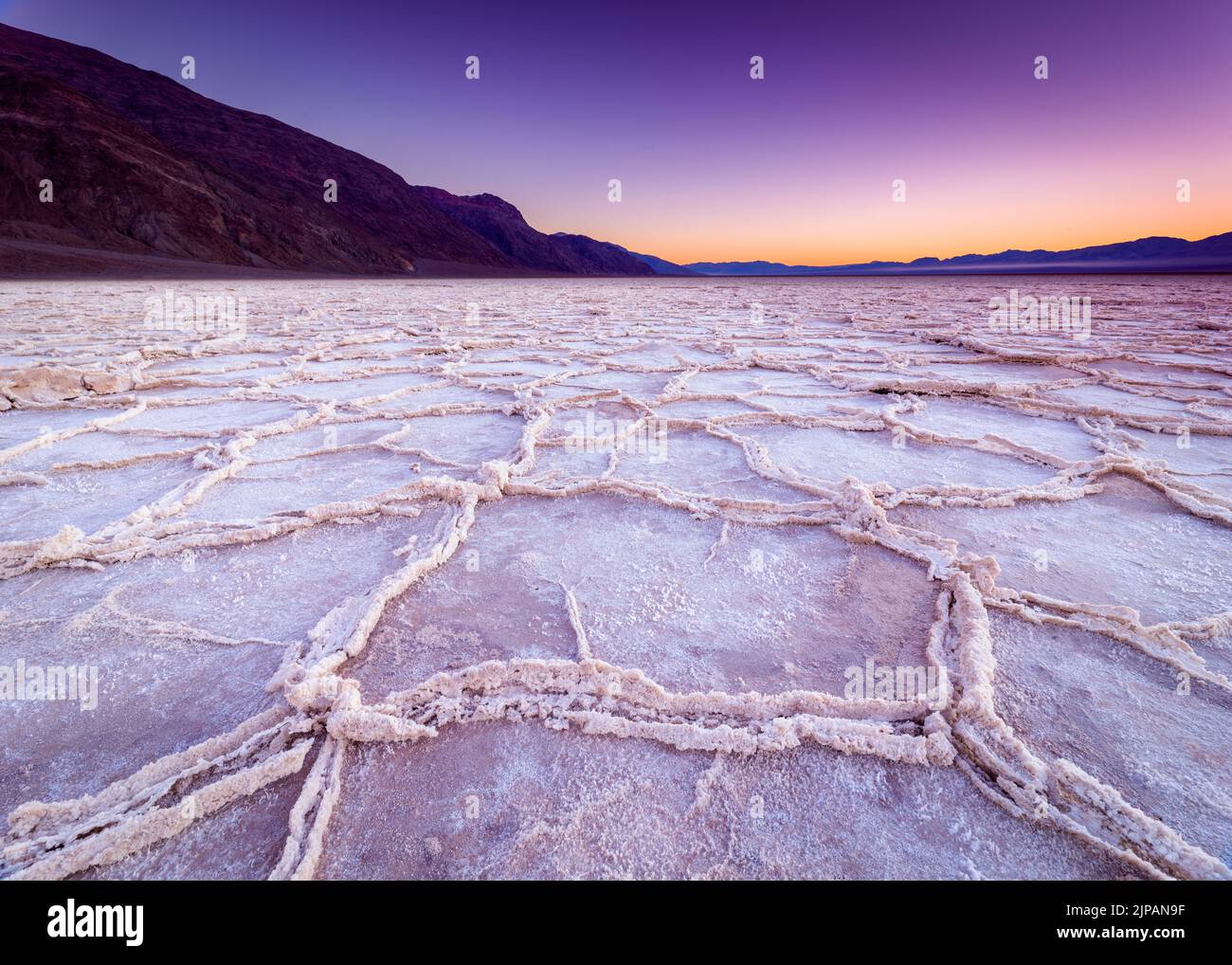 Sunset Bad Water Basin, Salt Flats, Salt Crusts Parc national de la Vallée de la mort, Californie, Amérique du Nord, Etats-Unis Banque D'Images