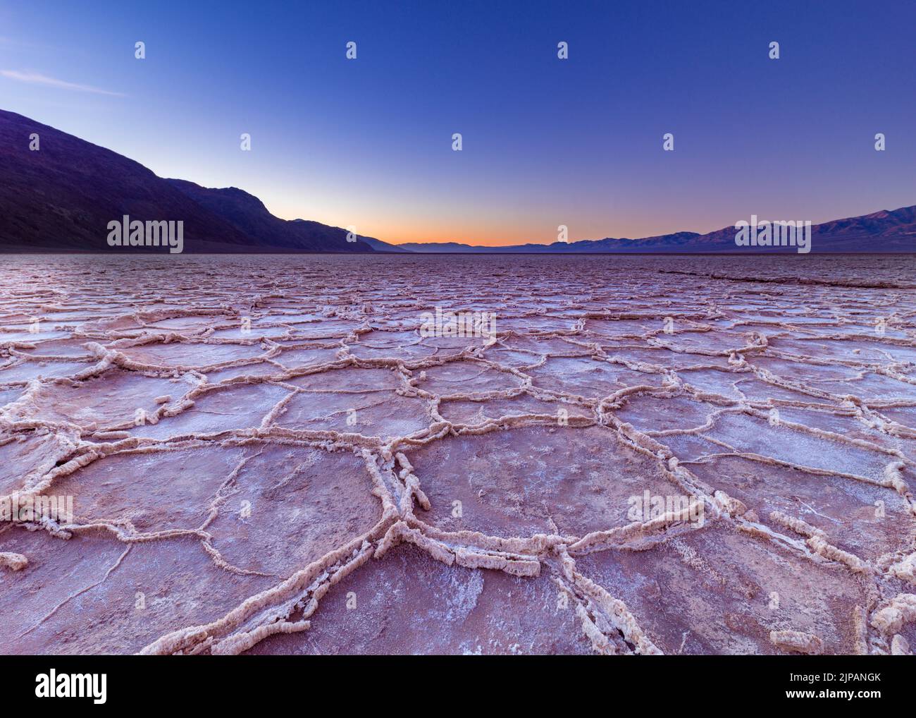 Crépuscule avant Sunrise Bad Water Basin, Salt Flats, Salt Crusts Parc national de la Vallée de la mort, Californie, Amérique du Nord, Etats-Unis Banque D'Images