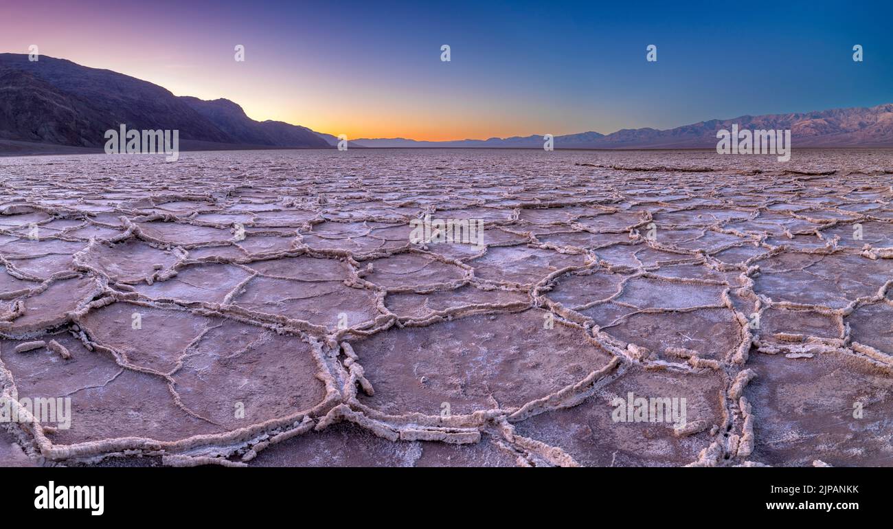 Crépuscule avant Sunrise Bad Water Basin, Salt Flats, Salt Crusts Parc national de la Vallée de la mort, Californie, Amérique du Nord, Etats-Unis Banque D'Images