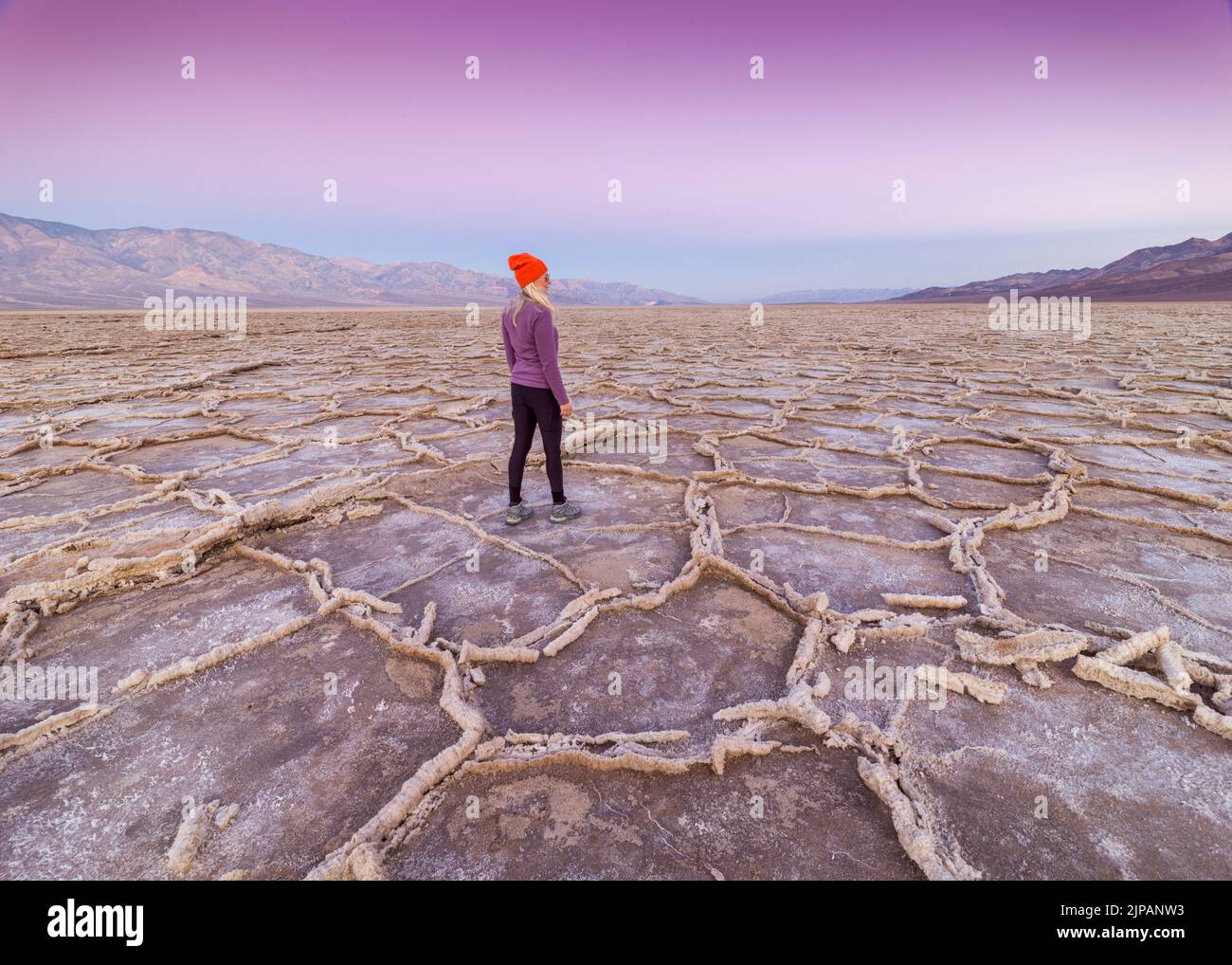 Randonneur profitant de la beauté naturelle Twilight avant Sunrise Bad Water Basin, Salt Flats, Salt Crusts Death Valley National Park, Californie, North Ameri Banque D'Images