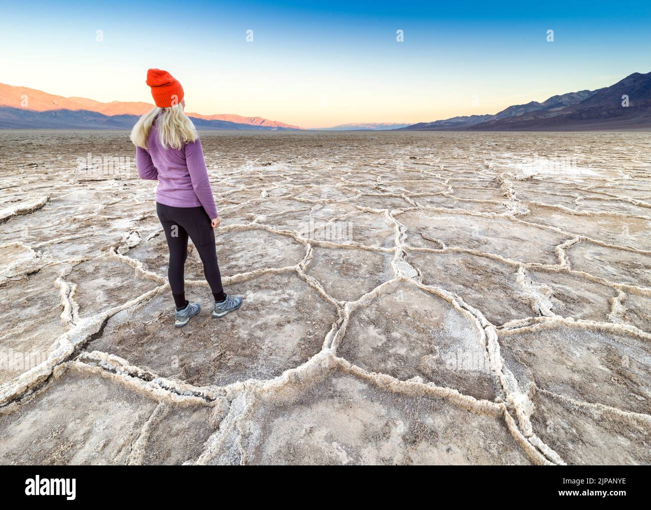 Randonneur profitant de la beauté naturelle, crépuscule avant Sunrise Bad Water Basin, Salt Flats, Salt Crusts Death Valley National Park, Californie, North Ameri Banque D'Images
