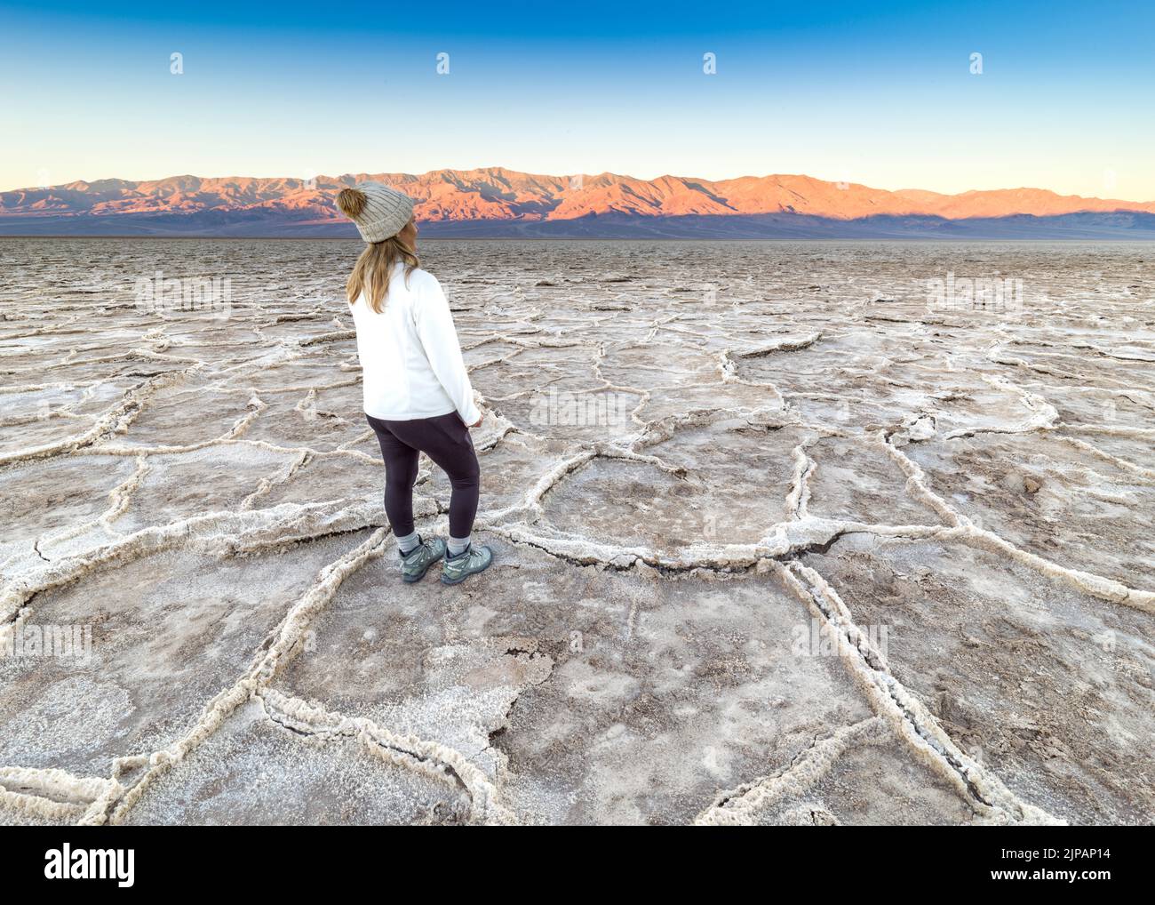 Randonneur profitant de la beauté naturelle, crépuscule avant Sunrise Bad Water Basin, Salt Flats, Salt Crusts Death Valley National Park, Californie, North Ameri Banque D'Images